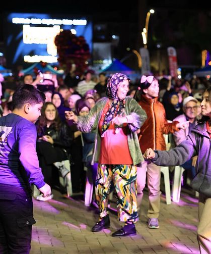Alaca’da türkü dolu gece: Gönüllerince eğlendiler