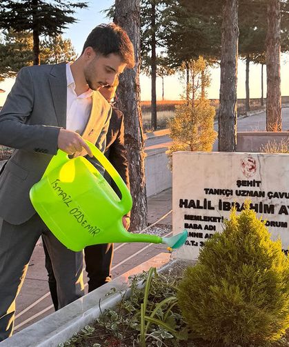Ülkü Ocakları’ndan şehitlik ziyareti: Bakım yapıp, dua ettiler