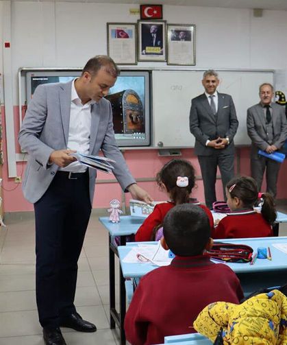 Köy okuluna ulaştı: Çocukların hayalleri büyüdü