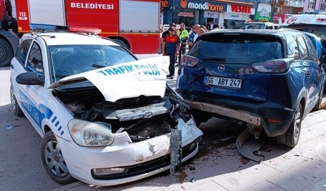 Kontrolden çıkan cip polis otosuna çarptı: 2’si polis 3 yaralı