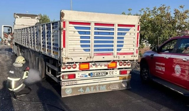 Alaca Belediyesi ekipleri İzmir yangınından dönerken alev alan tıra müdahale etti