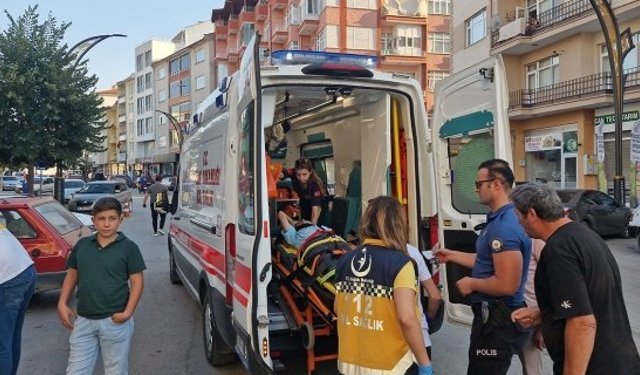 Alaca'da hafif ticari aracın çarptığı ayakkabı boyacısı yaralandı