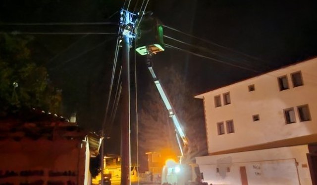 Elektrik direğine çarpan sürücü kayıplara karıştı