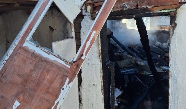 Elektrikli bisikletin şarj olan bataryası patladı: Evin tandırı kullanılmaz hale geldi