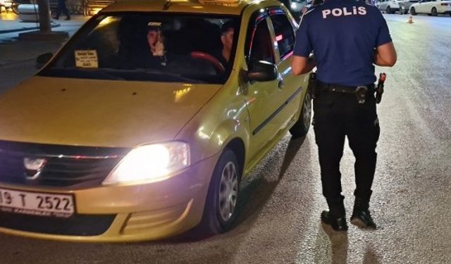 Polisten huzur uygulaması: 3 araç trafikten men edildi