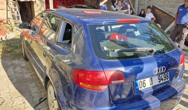 2 yaşındaki bebek kilitli araçta mahsur kaldı!