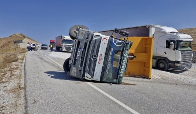 Kontrolden çıkan mıcır yüklü kamyon devrildi