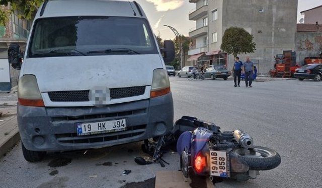 Kontrolden çıkan motosiklet ticari aracın altına girdi: 2 yaralı