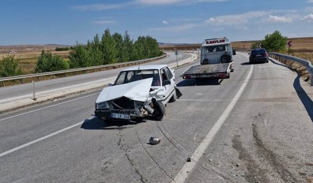 Kontrolden çıkan otomobil karşı şeride geçip bariyerlere çarptı: 2 yaralı