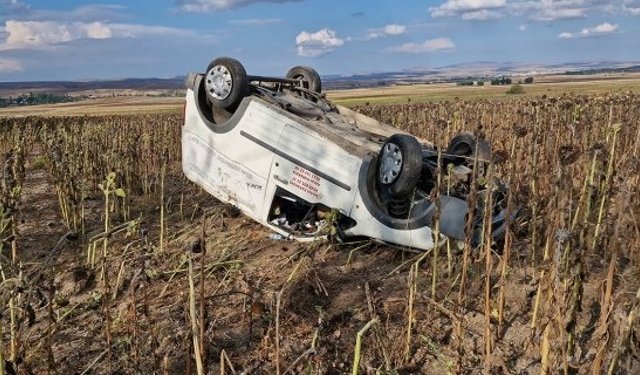 Kontrolden çıkan ticari araç tarlaya devrildi: 4 yaralı