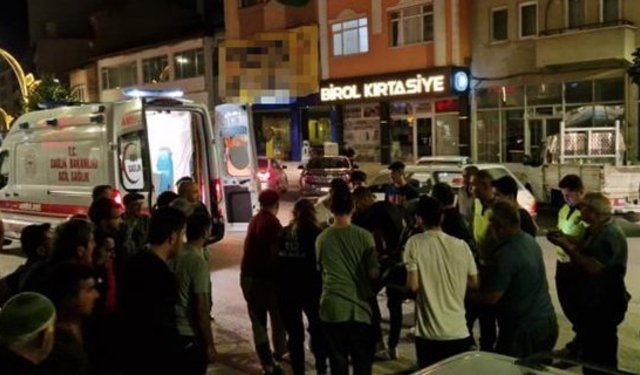 Motosiklet park halindeki araca arkadan çarptı: 2 yaralı