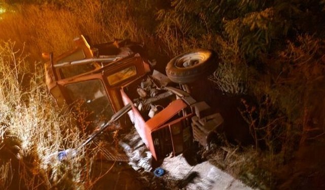 Otomobil traktöre çarptı: 2 yaralı