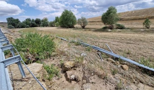 Sel suları, Alaca'da bariyerleri söktü