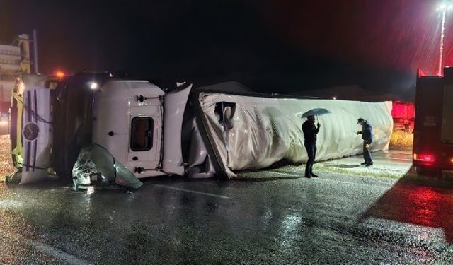 Çorum’da tır devrildi: 2 yaralı