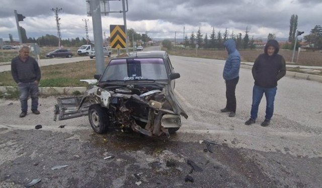 İki otomobil çarpıştı: 1 yaralı