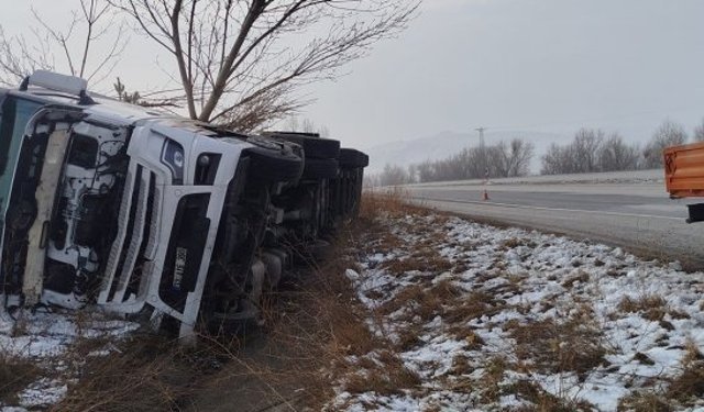 Alaca'da sis kazaya sebep oldu: Devrilen tırın sürücüsü yara almandan kurtuldu