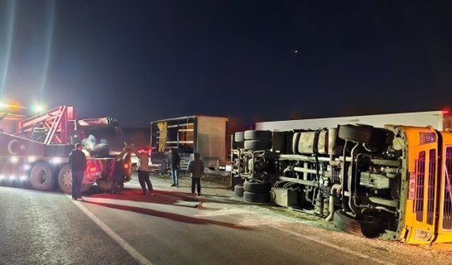 Kamyon devrildi, mandalinaların saçıldığı yol trafiğe kapandı