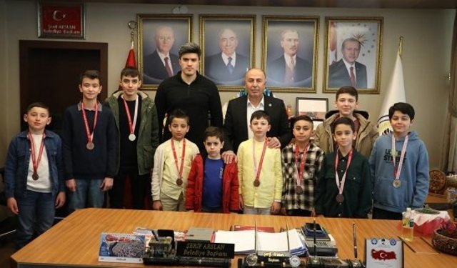 Alaca Belediye Başkanı Arslan, başarılı yüzücüleri kutladı