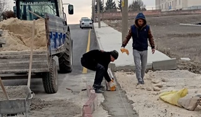 Devlet Hastanesi yolundaki kaldırım çalışmalarını tamamladı 