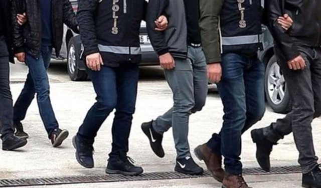 Uyuşturucu tacirleri yakalanacağını anlayınca uyuşturucu maddeleri aracın camından attı