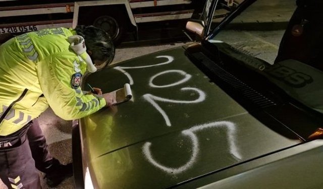 Yeni yılın ilk dakikasında üzerinde "2025" yazan otomobili ile ceza yedi