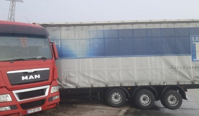 Yoğun siste makas atan tır yoldan çıktı