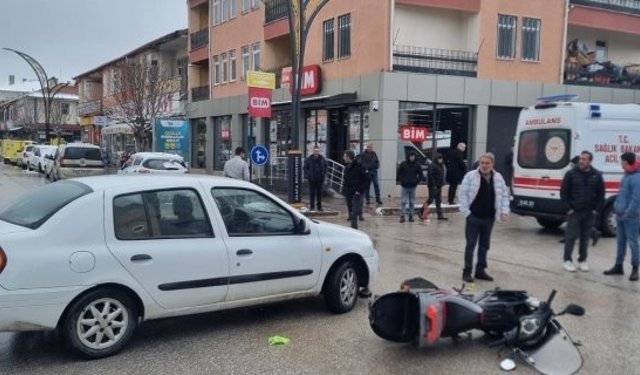 Alaca’da motosiklet ile otomobil çarpıştı: 1 yaralı
