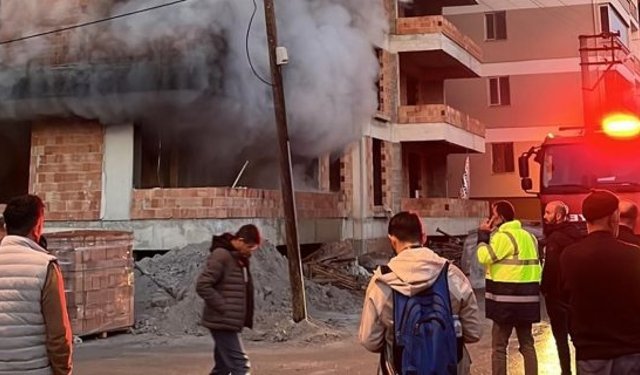 Alaca'da Yangın Alarmı: İnşaat Malzemeleri Kül Oldu