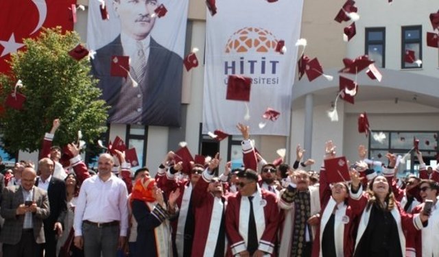 Alaca MYO’da mezuniyet sevinci: Kep Attılar, geleceğe uğurlandılar!