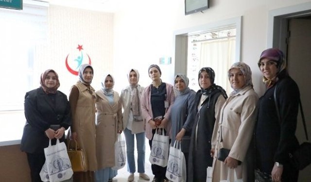 MHP’li Kadınlardan Ebeler Günü Kutlaması