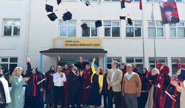 Mezuniyetlerini kep fırlatarak kutladılar