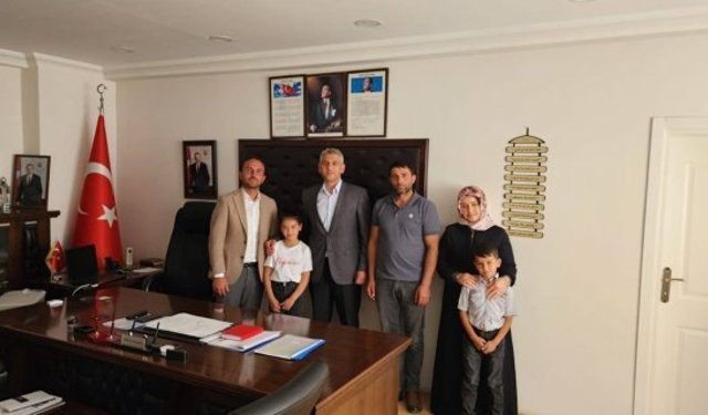 Minik şairin büyük başarısı: Ecrin Bahar Arslan ödülle döndü