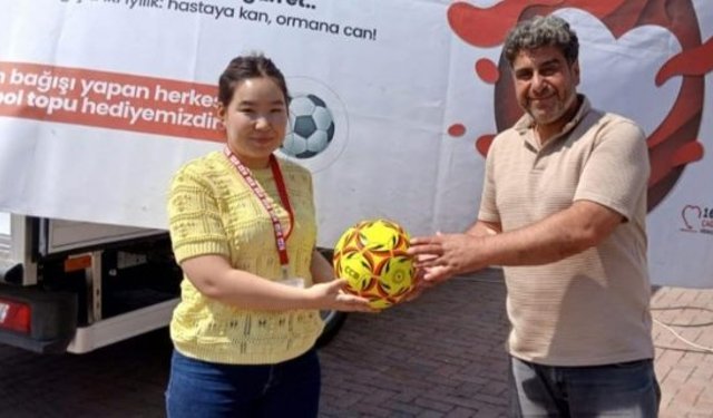 Kızılay’dan dikkat çeken etkinlik: Kan verenlere futbol topu sürprizi