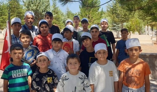 Kur’an kursu öğrencilerinden şehitlik ziyareti