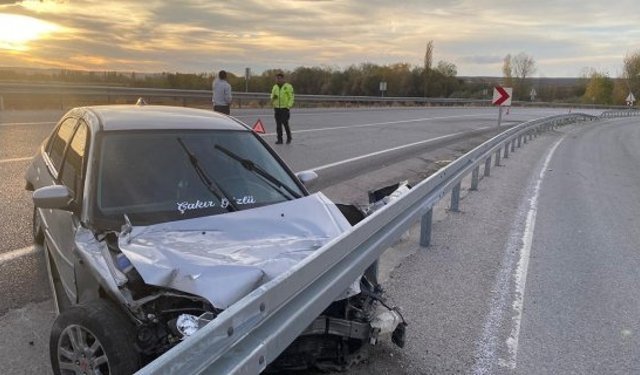 Direksiyon hakimiyetini kaybeden sürücü ölümden döndü