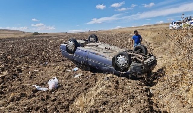 Taklalar atarak tarlaya uçtu! 4 kişi hastaneye kaldırıldı