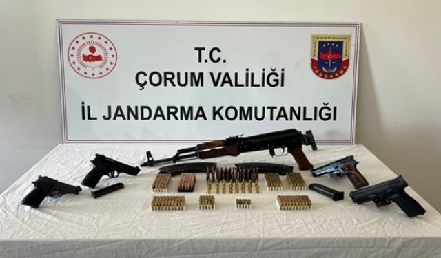 Alaca'da kalaşnikoflu kaçak silah operasyonu