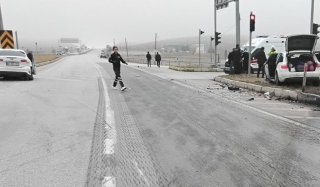 Alaca–Zile Kavşağında iki otomobil çarpıştı, 5 yaralı