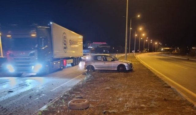 Araç refüje çıktı: Kazada 2 kişi yaralandı