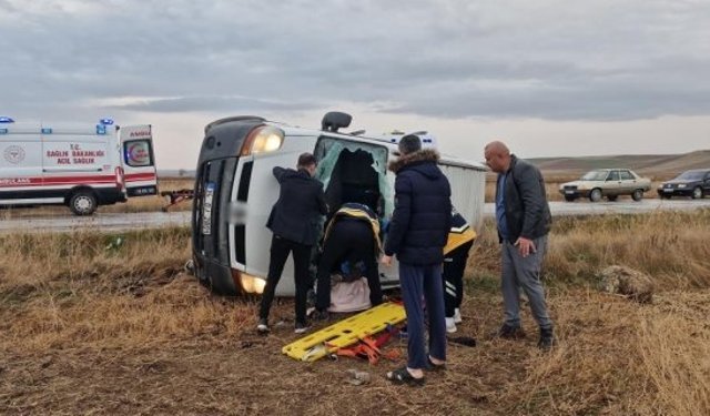 Kontrolden çıkan minibüs tarlaya devrildi: 3 yaralı
