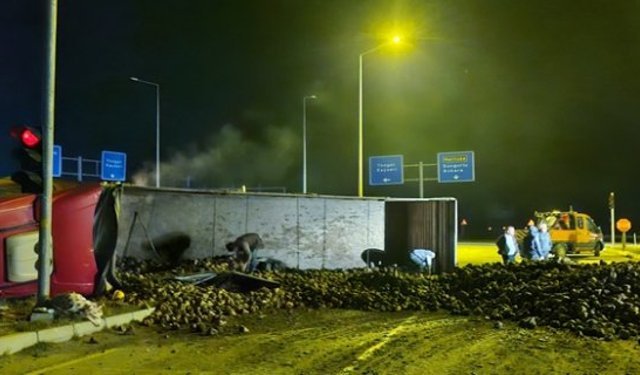 Otomobil ile şeker pancar yüklü tır çarpıştı: 3 yaralı