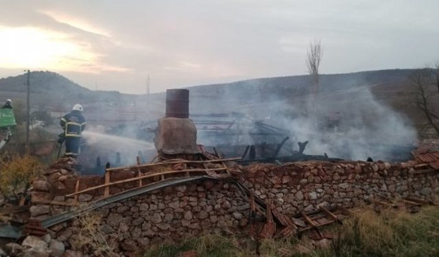 Tandır alevi yangına neden oldu: Alaca’da ev kullanılamaz hale geldi