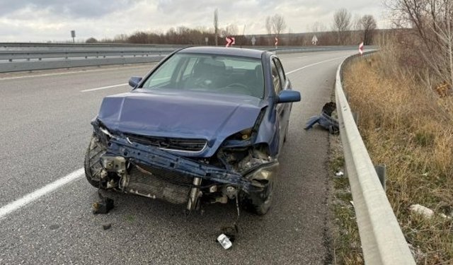 Alaca'da kaza: Araç bariyerlere çarptı, 1 kişi yaralandı