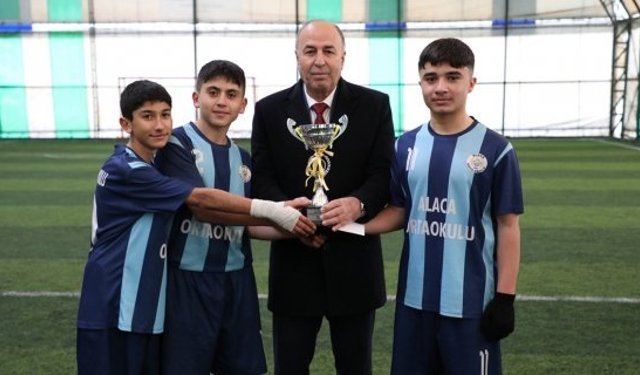Alaca Ortaokulu şampiyon
