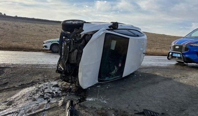 Kontrolden çıkan otomobil yan yattı: 2 yaralı