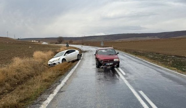 Yardım için duran sürücünün aracına başka bir araç çarptı