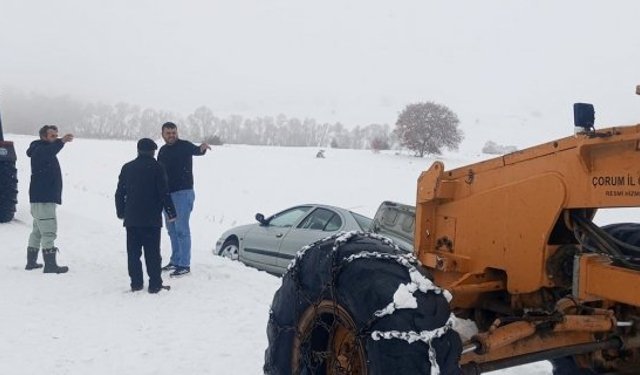 Alaca'da kar nedeni ile araçlar yollarda mahsur kaldı