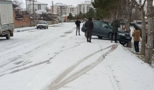 Kar sonrası kaza: Otomobil dereye uçmaktan kurtuldu