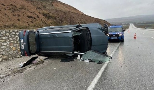 Alaca'da otomobil trafik levhasına çarpıp devrildi