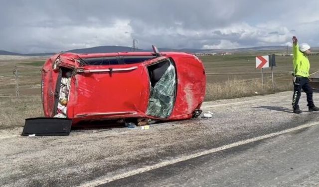 Alaca'da takla atan otomobildeki 3 kişi yaralandı